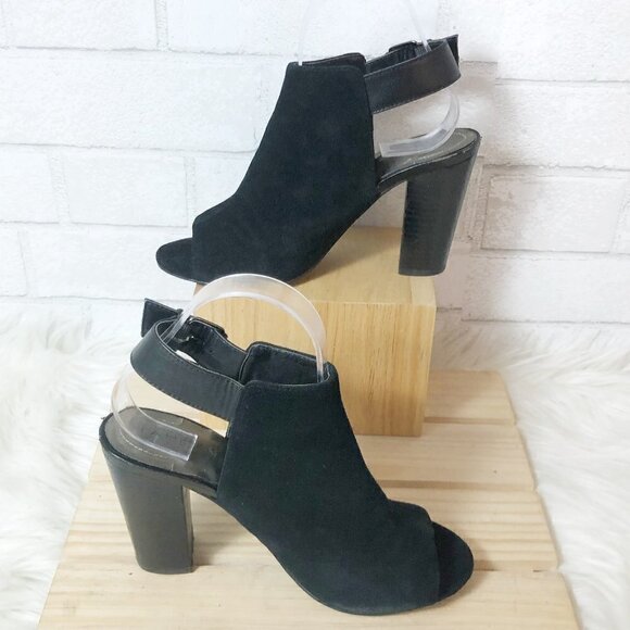 Tahari Margaret Black Suede Peep Toe Stacked Heel Buckle Sandal Size 7.5M - Picture 6 of 6